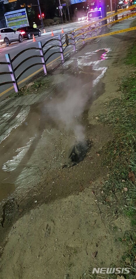 【안산=뉴시스】 조성필 기자 = 지난 12일 오후 8시35분께 안산시 당원구 고잔동 푸르지오 3차 아파트 부근 인도에서 온수관이 파열돼 수증기가 피어오르고 있는 모습. 2018.12.14 (사진=안산시 제공) photo@newsis.com