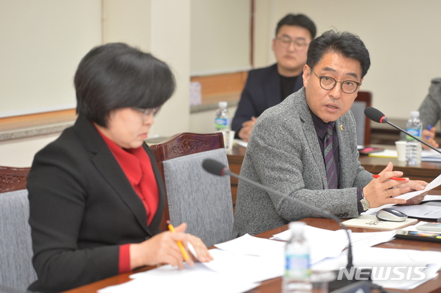 【제주=뉴시스】조수진 기자 = 고현수 제주도의원이 13일 오후 열린 도의회 보건복지안전위원회 회의에서 전성태 도 행정부지사를 상대로 영리병원(녹지국제병원) 관련한 현안을 질의하고 있다. 2018.12.13. (사진=제주도의회 제공)