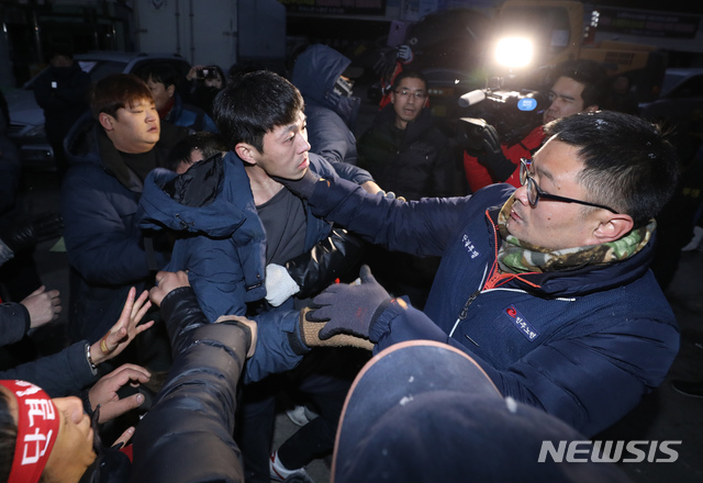 【서울=뉴시스】이윤청 수습기자 = 수협중앙회의 구시장에 대한 명도집행이 예고된 13일 오전 서울 동작구 구 노량진수산시장에서 수협 관계자들과 구시장 상인들이 충돌하고 있다.&nbsp; 수협 관계자에 따르면 오전 7시로 예정됐던 명도집행은 법원에 의해 취소됐다. 2018.12.13. radiohead@newsis.com