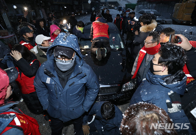 【서울=뉴시스】이윤청 수습기자 = 수협중앙회의 구시장에 대한 명도집행이 예고된 지난 13일 오전 서울 동작구 구 노량진수산시장에서 수협 관계자들과 구시장 상인들이 충돌하고 있다. 2018.12.13.  radiohead@newsis.com