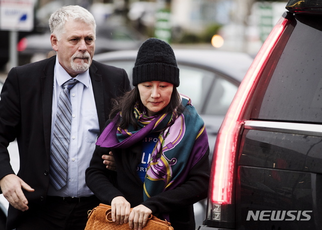 【밴쿠버=AP/뉴시스】캐나다 유명 의류브랜드 캐나다구스가 예정돼 있던 베이징매장 개점을 연기했다고 14일(현지시간) 블룸버그통신 등이 보도했다. 사진은 멍완저우 화웨이 부회장 겸 최고재무책임자(CFO)가 지난 12일 경호원과 함께 밴쿠버의 한 보호관찰소로 향하는 모습. 2018.12.13.