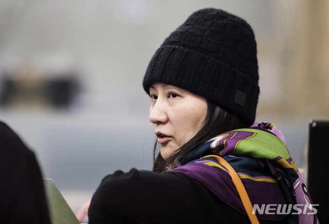 【밴쿠버=AP/뉴시스】멍완저우 화웨이 부회장 겸 최고재무책임자(CFO)가 12일(현지시간) 밴쿠버의 한 보호관찰소에 도착해 동행한 경호원과 얘기를 나누고 있다. 앞서 캐나다 법원으로부터 84억 원 보석금과 전자발찌 착용 조건으로 보석 허가를 받은 멍 부회장은 자택으로 돌아온 바 있다. 2018.12.13.