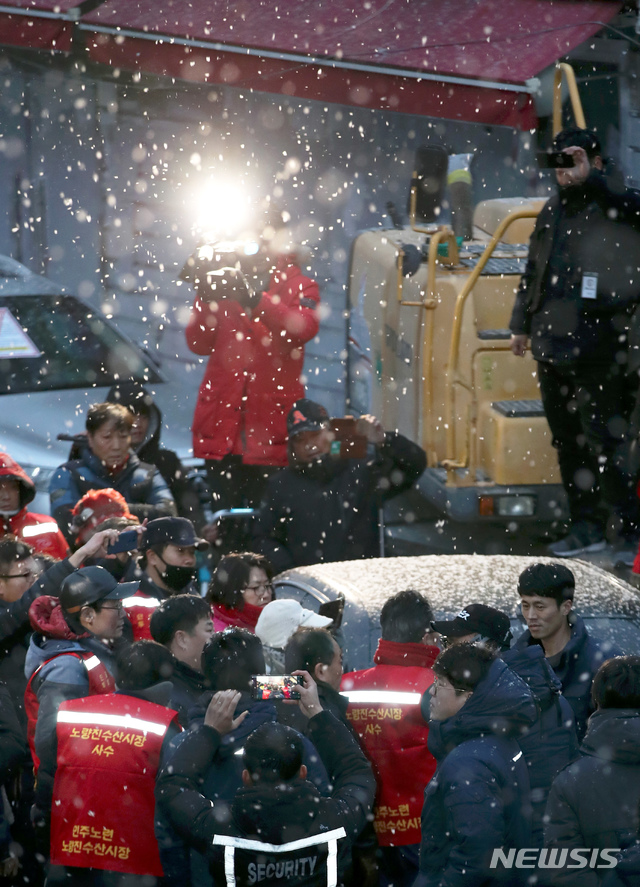 【서울=뉴시스】이윤청 수습기자 = 중부지방을 중심으로 전국에 눈 소식이 예보된 13일 오전 서울 동작구 구 노량진수산시장에 눈이 내리고 있다.&nbsp; 수협 관계자에 따르면 오전 7시로 예정됐던 구 노량진수산시장에 대한 명도집행은 법원에 의해 취소됐다. 2018.12.13. radiohead@newsis.com