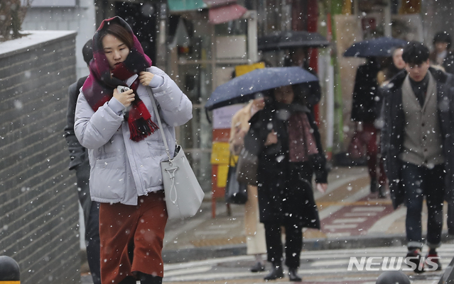 【서울=뉴시스】최진석 기자 = 눈이 내리고 있는 13일 오전 서울 중구 충무로역 인근에서 시민이 출근길 발걸음을 재촉하고 있다. 2018.12.13. myjs@newsis.com