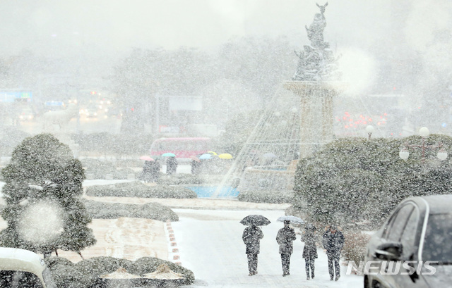 【서울=뉴시스】이종철 기자 = 13일 오전 서울 여의도 국회에 눈이 내리고 있다. 2018.12.13. jc4321@newsis.com