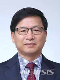 【서울=뉴시스】전신 기자 = 문재인 대통령이 13일 중앙선거관리위원회 위원에 조해주 국민대학교 정치대학원 겸임교수를 내정했다. 장관급 인사인 중앙선거관리위원은 국회 인사청문회를 거쳐 임명된다. 대통령 임명 3명, 국회 선출 3명, 대법원장 지명 3명 등 9명으로 구성되고, 임기는 6년이다. 2018.12.13. (사진=청와대 제공)&nbsp; photo@newsis.com 