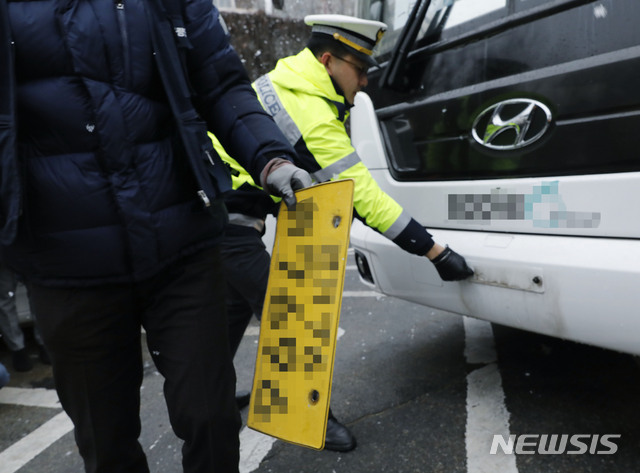 【서울=뉴시스】최동준 기자 = 상습 체납차량 번호판 영치. 이 사진은 기사와 직접적인 관련 없음.