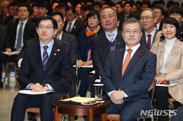 【창원=뉴시스】박진희 기자 = 문재인 대통령이 13일 경남 창원시 경남도청에서 열린 중소기업 스마트 제조혁신 전략보고회에서 김경수 경남지사와 함께 홍종학 중소벤처기업부 장관의 중소기업 스마트 제조혁신 대책 발표를 듣고 있다. 2018.12.13.&nbsp; pak7130@newsis.com