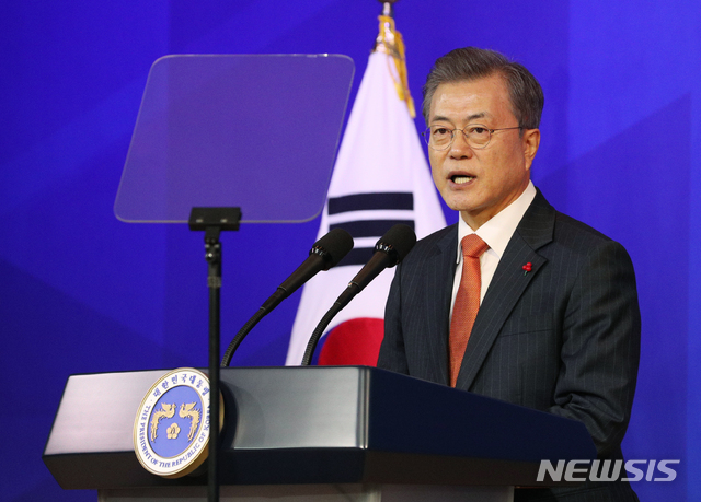 【창원=뉴시스】박진희 기자 = 문재인 대통령이 13일 경남 창원시 경남도청에서 열린 중소기업 스마트 제조혁신 전략보고회에서 김경수 경남지사와 대화하고 있다. 2018.12.13. pak7130@newsis.com