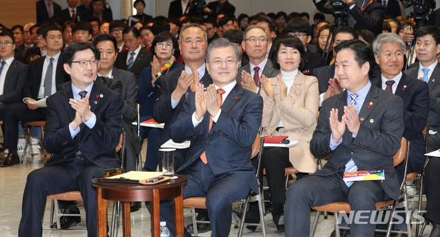 【창원=뉴시스】박진희 기자 = 문재인 대통령이 13일 경남 창원시 경남도청에서 열린 중소기업 스마트 제조혁신 전략보고회에서 박수치고 있다. 2018.12.13. pak7130@newsis.com