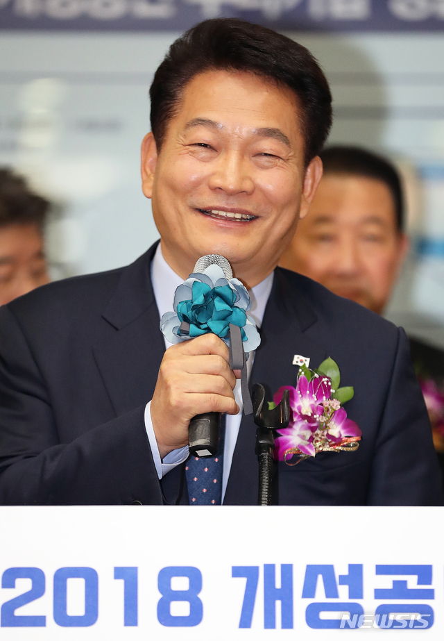 【서울=뉴시스】김병문 수습기자 = 더불어민주당 송영길 의원이 13일 오전 서울 여의도 국회 의원회관에서 열린 '개성공단 우리 기업 상품 전시회'에 참석해 축사하고 있다. 2018.12.13.&nbsp; dadazon@newsis.com 