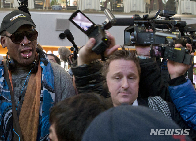 【베이징=AP/뉴시스】중국을 중심으로 활동해온 캐나다 출신의 대북 사업가 마이클 스페이버가 중국에서 체포된 것으로 12일(현지시간) 알려졌다. 사진은 스페이버(오른쪽)가 지난 2013년 12월 19일 미국 농구선수 데니스 로드먼과 함께 북한에 가기 위해 중국 베이징 공항에 도착하던 당시의 모습. 2018.12.13 