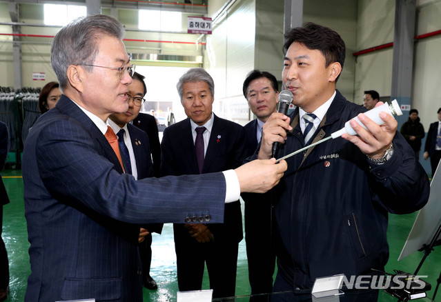 【창원=뉴시스】박진희 기자 = 문재인 대통령이 13일 경남 창원시 지역 중소기업인 삼천산업을 방문해 생산라인을 둘러보고 있다. 2018.12.13. pak7130@newsis.com