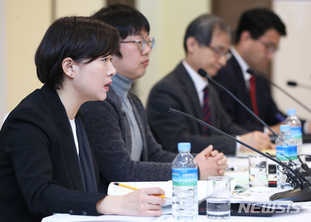 【서울=뉴시스】이윤청 수습기자 = 김수정(왼쪽 첫번째) 변호사가 13일 오후 서울 영등포구 공군회관에서 열린 '종교 또는 개인적 신념 등 양심에 따른 병역거부자 대체복무제 도입방안 제2차 공청회'에서 발언하고 있다.&nbsp; 이번 공청회에서는 국민적 관심이 큰 복무기간, 복무분야, 심사위원회의 소속 등과 관련해 진보·보수 시민단체 추천 토론자들이 참석해 서로 다른 입장과 논거를 제시하는 '주제별 심층 토론' 방식으로 진행됐다. 2018.12.13.&nbsp; radiohead@newsis.com