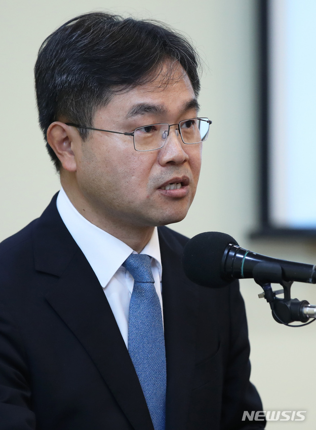 【서울=뉴시스】이윤청 수습기자 = 이남우 국방부 인사복지실장이 13일 오후 서울 영등포구 공군회관에서 열린 '종교 또는 개인적 신념 등 양심에 따른 병역거부자 대체복무제 도입방안 제2차 공청회'에서 환영사를 하고 있다.&nbsp; 이번 공청회에서는 국민적 관심이 큰 복무기간, 복무분야, 심사위원회의 소속 등과 관련해 진보·보수 시민단체 추천 토론자들이 참석해 서로 다른 입장과 논거를 제시하는 '주제별 심층 토론' 방식으로 진행됐다. 2018.12.13.&nbsp; radiohead@newsis.com