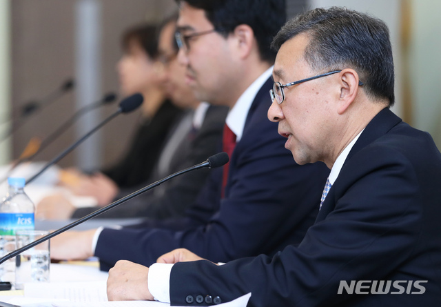 【서울=뉴시스】이윤청 수습기자 = 임천영 변호사가 13일 오후 서울 영등포구 공군회관에서 열린 '종교 또는 개인적 신념 등 양심에 따른 병역거부자 대체복무제 도입방안 제2차 공청회'에서 발언하고 있다.&nbsp; 이번 공청회에서는 국민적 관심이 큰 복무기간, 복무분야, 심사위원회의 소속 등과 관련해 진보·보수 시민단체 추천 토론자들이 참석해 서로 다른 입장과 논거를 제시하는 '주제별 심층 토론' 방식으로 진행됐다. 2018.12.13.&nbsp; radiohead@newsis.com