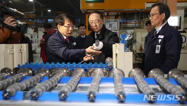 【아산=뉴시스】추상철 기자 = 취임후 첫 현장방문에 나선 홍남기 경제 부총리 겸 기획재정부 장관이 13일 오후 충남 아산시 자동차 부품 업체 서진캠을 찾아 생산제품에 대한 설명을 듣고 있다. 2018.12.13.&nbsp; scchoo@newsis.com