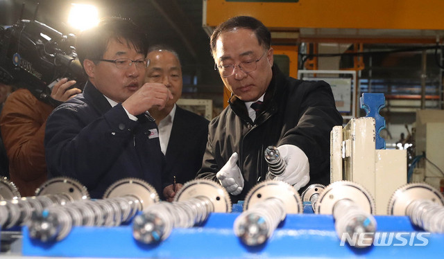 【아산=뉴시스】추상철 기자 = 취임후 첫 현장방문에 나선 홍남기 경제 부총리 겸 기획재정부 장관이 13일 오후 충남 아산시 자동차 부품 업체 서진캠을 찾아 생산제품을 살펴보고 있다. 2018.12.13. scchoo@newsis.com