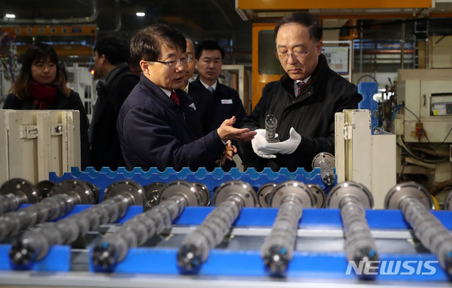 【아산=뉴시스】추상철 기자 = 취임후 첫 현장방문에 나선 홍남기 경제 부총리 겸 기획재정부 장관이 13일 오후 충남 아산시 자동차 부품 업체 서진캠을 찾아 생산제품에 대한 설명을 듣고 있다. 2018.12.13. scchoo@newsis.com