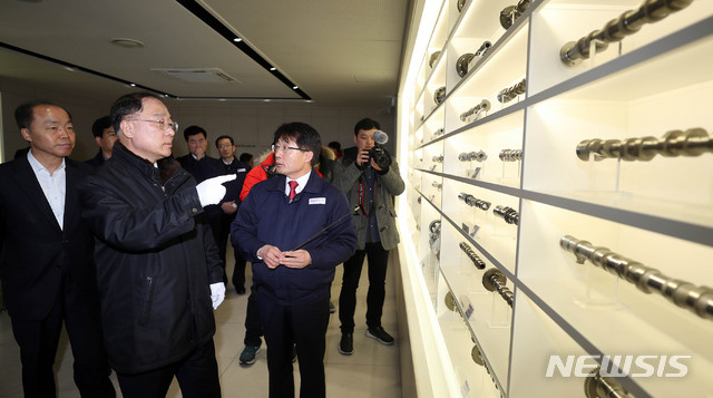 【아산=뉴시스】추상철 기자 = 취임후 첫 현장방문에 나선 홍남기 경제 부총리 겸 기획재정부 장관이 13일 오후 충남 아산시 자동차 부품 업체 서진캠을 찾아 생산제품을 살펴보고 있다. 2018.12.13.&nbsp; scchoo@newsis.com