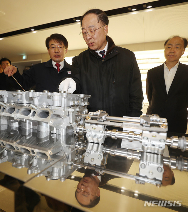 【아산=뉴시스】홍남기 경제부총리 겸 기획재정부 장관이 자동차부품생산업체를 방문했다. 이 사진은 기사와 직접적인 관련 없음. (사진=추상철 기자) 2018.12.13. scchoo@newsis.com