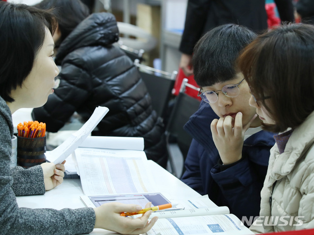 【서울=뉴시스】박미소 수습기자 = 13일 오전 서울 강남구 코엑스에서 열린 '2019학년도 정시 대학입학정보박람회'에서 한 학생과 학부모가 상담을 받고 있다. 2018.12.13. misocamera@newsis.com