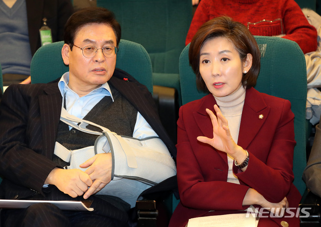 【서울=뉴시스】박영태 기자 = 13일 오후 서울 영등포구 여의도 국회 도서관 대강당에서 열린 탈원전 반대 및 신한울 3·4호기 건설재개 범국민 서명운동본부 발대식에서 나경원 자유한국당 원내대표가 정우택 의원과 이야기를 나누고 있다. 2018.12.13. since1999@newsis.com