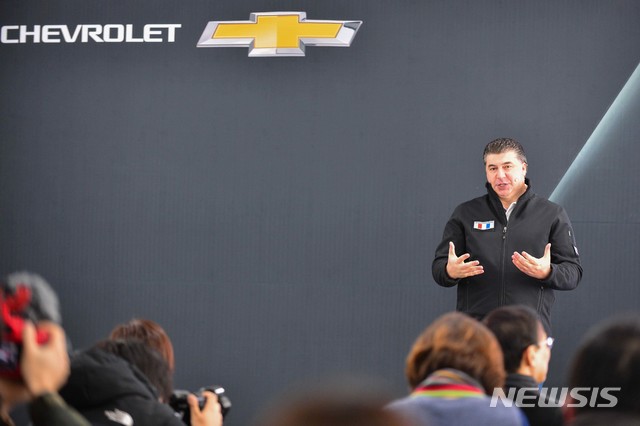 【서울=뉴시스】13일 경기도 용인 스피드웨이에서 열린 더 뉴 카마로SS(The New Camaro SS) 미디어 쇼케이스에서 카허카젬 한국지엠 사장이 환영사를 하고 있다. 2018.12.13. (사진=쉐보레 제공) photo@newsis.com
