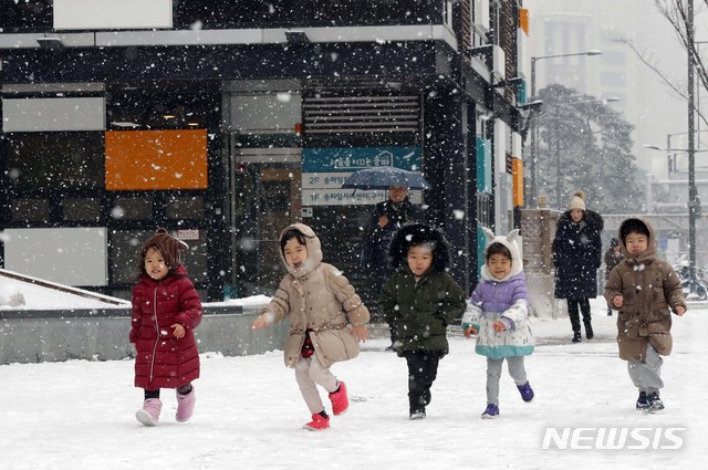 【서울=뉴시스】13일 서울 송파구청 어린이집 아이들이 구청 앞 광장에서 눈을 맞으며 걸어가고 있다. 2018.12.13. (사진=송파구 제공) photo@newsis.com