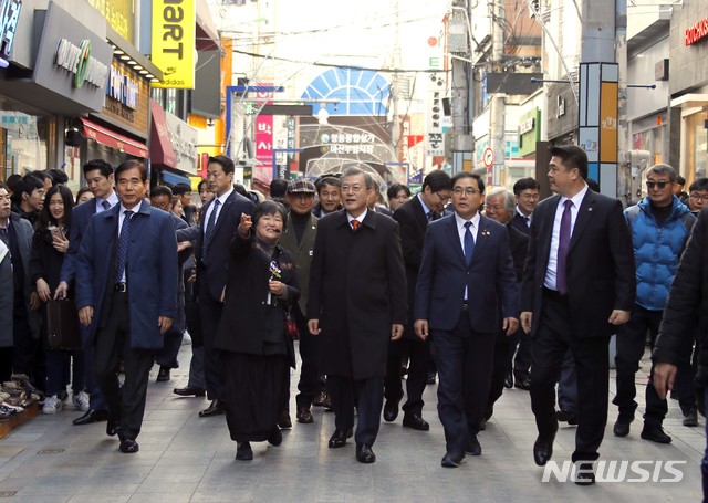 【창원=뉴시스】박진희 기자 = 문재인 대통령이 13일 오후 경남 창원시 마산 창동예술촌을 방문, 김경년 문화관광해설사의 안내를 받으며 상상길을 걷고 있다.  2018.12.13.  pak7130@newsis.com