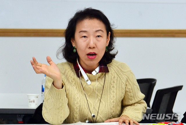 【광주=뉴시스】변재훈 기자 = 13일 오후 광주 서구 치평동 시청 1층 행복나눔공감실에서 광주·전남 이주노동인권네트워크 준비위원회 설립 토론회가 열린 가운데 이소아 변호사가 고용허가제의 문제점과 개선방안을 발표하고 있다. 2018.12.13. wisdom21@newsis.com