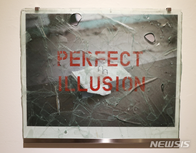 【서울=뉴시스】조수정 기자 = 백승우 작가의 '기억법'. 전남일보에 실렸던 자신의 사진 위에 광주국군병원 모은 유리조각을 녹여 씌운 설치작품을 만들었다. chocrystal@newsis.com