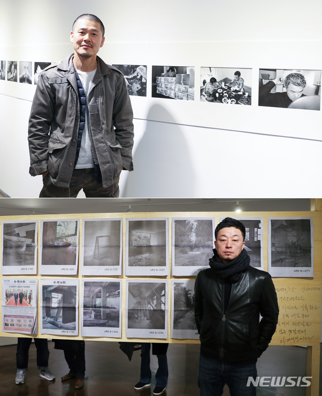 【서울=뉴시스】조수정 기자 = 12일 오후 서울 강남구 역삼동 스페이스 22에서 열린 개관 5주년 기념전 ‘나쁜 새로운 날들 : 열정과 냉정 사이에서’ 개막식에서 자신의 '청춘길일' 작업 앞에 선 양승우(위)와 전남일보에 실린 '기억법' 앞에 선 백승우(아래). chocrystal@newsis.com