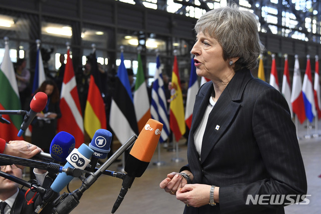 【브뤼셀=AP/뉴시스】테리사 메이(왼쪽) 영국 총리가 지난달 13일(현지시간) 벨기에 브뤼셀 유럽연합(EU) 정상회담장에 도착해 기자회견을 하고 있다. 메이 총리는 이번주 브뤼셀을 찾아 도날트 투스크 EU 정상회의 의장, 앙겔라 메르켈 독일 총리, 마르크 뤼터 네덜란드 총리 등과 회담을 가질 예정이라고 2일(현지시간) 파이낸셜타임스가 보도했다. 다음주 영국 의회 개원을 앞두고 '백스톱(안전장치)'과 관련해 담판을 짓겠다는 계획이다. 2019.01.03.