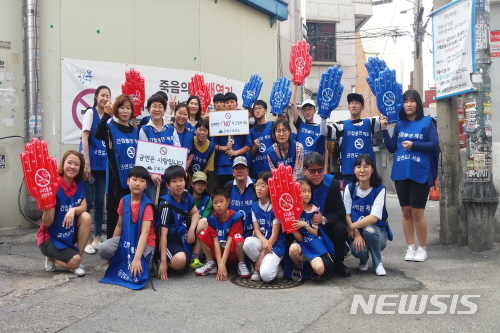 【서울=뉴시스】서울 강북구에서 진행하는 금연캠페인 모습. 2018.12.14. (사진=강북구청 제공)