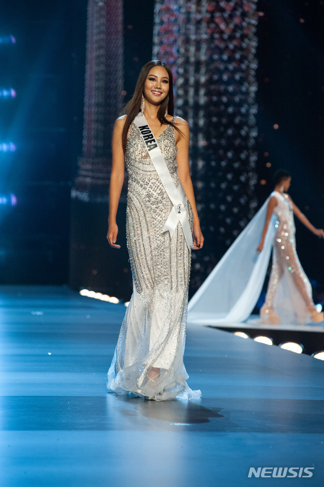 백지현, 타이트&치렁치렁···호화 이브닝가운 쇼