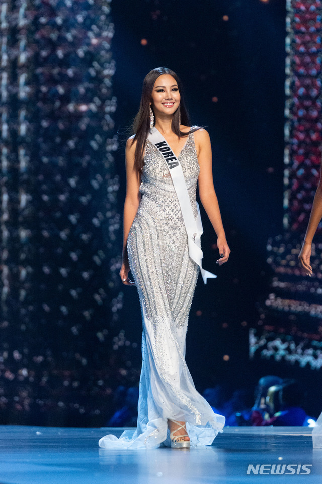 백지현, 타이트&치렁치렁···호화 이브닝가운 쇼