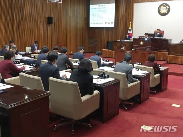 【대구=뉴시스】배소영 기자 = 14일 대구시 달서구의회에서 '제259회 달서구의회 제2차 본회의'가 열리고 있다. 2018.12.14. soso@newsis.com