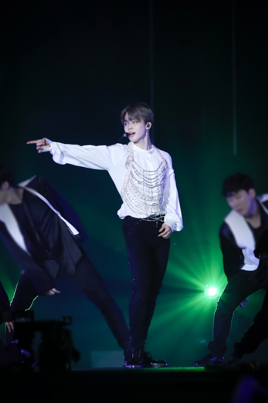 【서울=뉴시스】 빅뱅의 리더 지드래곤(GD)과 BTS의 지민이 13일 (현지시간) 영국 가디언이 선정한 '최고의 보이밴드 멤버 30인'에 이름을 올렸다. GD는 11위, 지민은 17위이다.사진은 지민의 모습. <사진출처: 빅히트엔터테인먼트 페이스북 페이지> 2018.12.14.