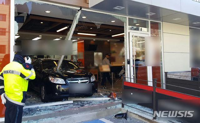 【부산=뉴시스】 하경민 기자 = 14일 오전 10시 30분께 부산 연제구의 한 햄버거 매장 주차장에서 토스카 승용차가 매장 안으로 돌진했다.2018.12.14. (사진=부산경찰청 제공)yulnetphoto@newsis.com