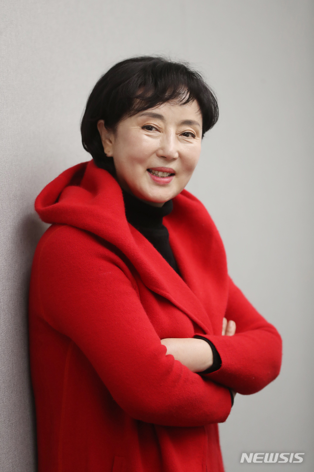 【서울=뉴시스】조수정 기자 = 연극 ‘맛있는 만두 만드는 법’에 출연하는 배우이자 국립창극단 예술감독 겸 중앙대학교 교수 김성녀가 12일 오전 서울 성동구 우란문화재단에서 뉴시스와 인터뷰 하고 있다.&nbsp; ‘맛있는 만두 만드는 법’은 14일부터 23일까지 서울 성동구 우란문화재단 우란2경에서 초연한다. 2018.12.14. chocrystal@newsis.com