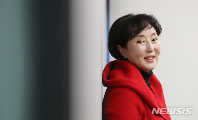 【서울=뉴시스】조수정 기자 = 연극 ‘맛있는 만두 만드는 법’에 출연하는 배우이자 국립창극단 예술감독 겸 중앙대학교 교수 김성녀가 12일 오전 서울 성동구 우란문화재단에서 뉴시스와 인터뷰 하고 있다.&nbsp; ‘맛있는 만두 만드는 법’은 14일부터 23일까지 서울 성동구 우란문화재단 우란2경에서 초연한다. 2018.12.14. chocrystal@newsis.com