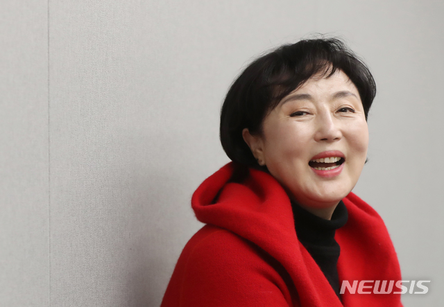 【서울=뉴시스】조수정 기자 = 연극 ‘맛있는 만두 만드는 법’에 출연하는 배우이자 국립창극단 예술감독 겸 중앙대학교 교수 김성녀가 12일 오전 서울 성동구 우란문화재단에서 뉴시스와 인터뷰 하고 있다. ‘맛있는 만두 만드는 법’은 14일부터 23일까지 서울 성동구 우란문화재단 우란2경에서 초연한다. 2018.12.14. chocrystal@newsis.com