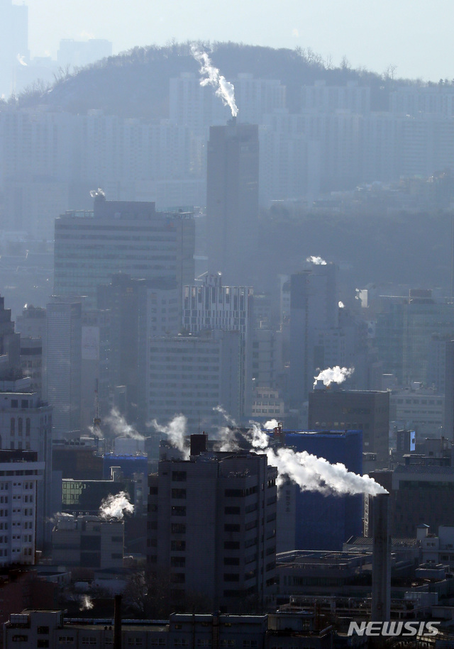 【서울=뉴시스】이영환 기자 = 서울의 아침 최저 기온이 영하 7도를 기록하며 추위가 찾아온 14일 오전 서울 종로구 북악스카이웨이에서 바라본 도심의 건물에 난방으로 인한 수증기가 피어오르고 있다. 2018.12.14. 20hwan@newsis.com