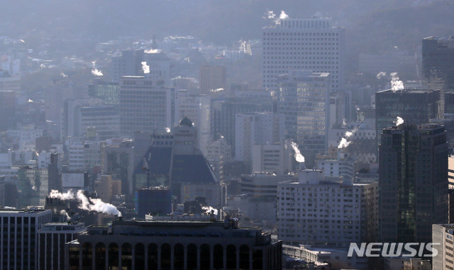【서울=뉴시스】이영환 기자 = 서울의 아침 최저 기온이 영하 7도를 기록하며 추위가 찾아온 14일 오전 서울 종로구 북악스카이웨이에서 바라본 도심의 건물에 난방으로 인한 수증기가 피어오르고 있다. 2018.12.14. 20hwan@newsis.com