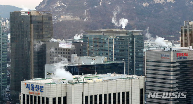 【서울=뉴시스】홍효식 기자 = 한파가 찾아온 14일 오전 서울 중구 소공동 롯데호텔에서 바라본 도심 건물들 위에서 난방기 가동으로 인한 수증기가 피어오르고 있다. 2018.12.14. yesphoto@newsis.com