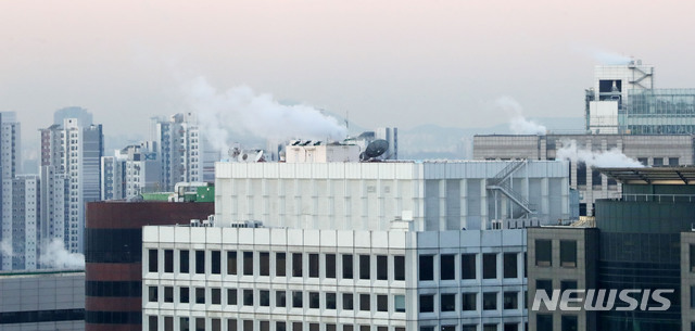 【서울=뉴시스】홍효식 기자 = 한파가 찾아온 14일 오전 서울 중구 소공동 롯데호텔에서 바라본 도심 건물들 위에서 난방기 가동으로 인한 수증기가 피어오르고 있다. 2018.12.14. yesphoto@newsis.com