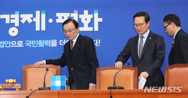 【서울=뉴시스】고승민 기자 = 14일 오전 서울 여의도 국회에서 열린 더불어민주당 최고위원회의에서 이해찬 대표와 홍영표 원내대표 등 지도부가 회의장으로 입장하고 있다. 2018.12.14.kkssmm99@newsis.com