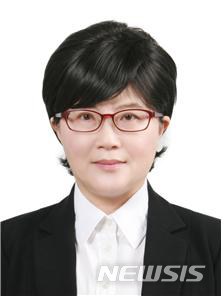 【서울=뉴시스】문재인 대통령이 14일 차관급 16명 인사를 단행하고 행정중심복합도시건설청장에 김진숙 행정중심복합도시건설청 차장을 내정했다. 2018.12.14. (사진=청와대 제공) photo@newsis.com