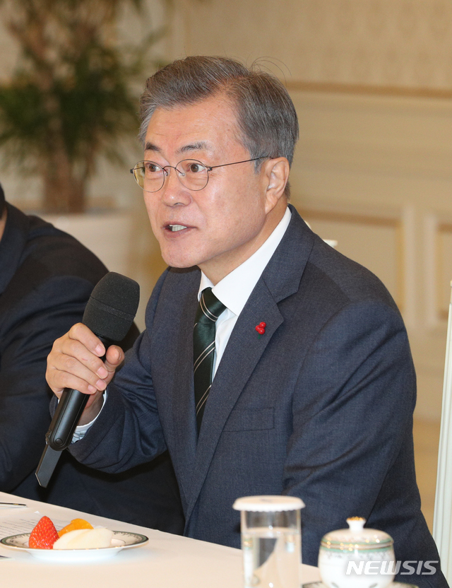 【서울=뉴시스】박진희 기자 = 문재인 대통령이 14일 청와대 인왕실에서 한·일의원연맹 합동총회 참석차 방한한 한일의원연맹 일본측 누카가 후쿠시로(중의원 의원) 회장 및 대표단을 접견, 인사말을 하고 있다. 2018.12.14.&nbsp;&nbsp; pak7130@newsis.com 